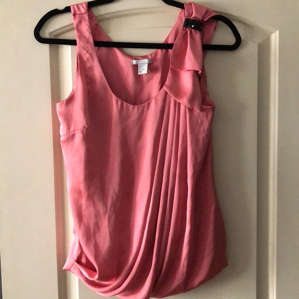 Sleeveless salmon colored blouse with bow